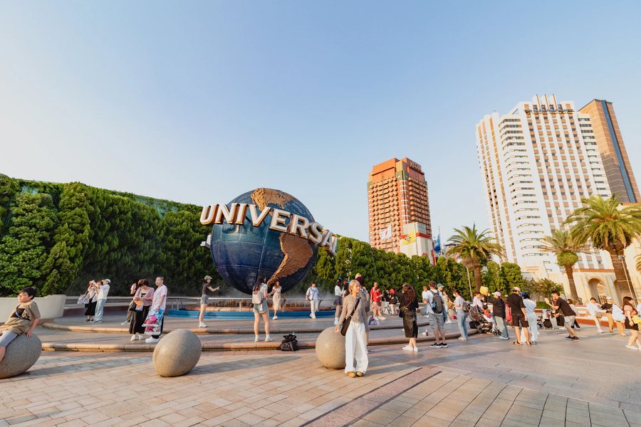 Universal Studios globe and park entrance